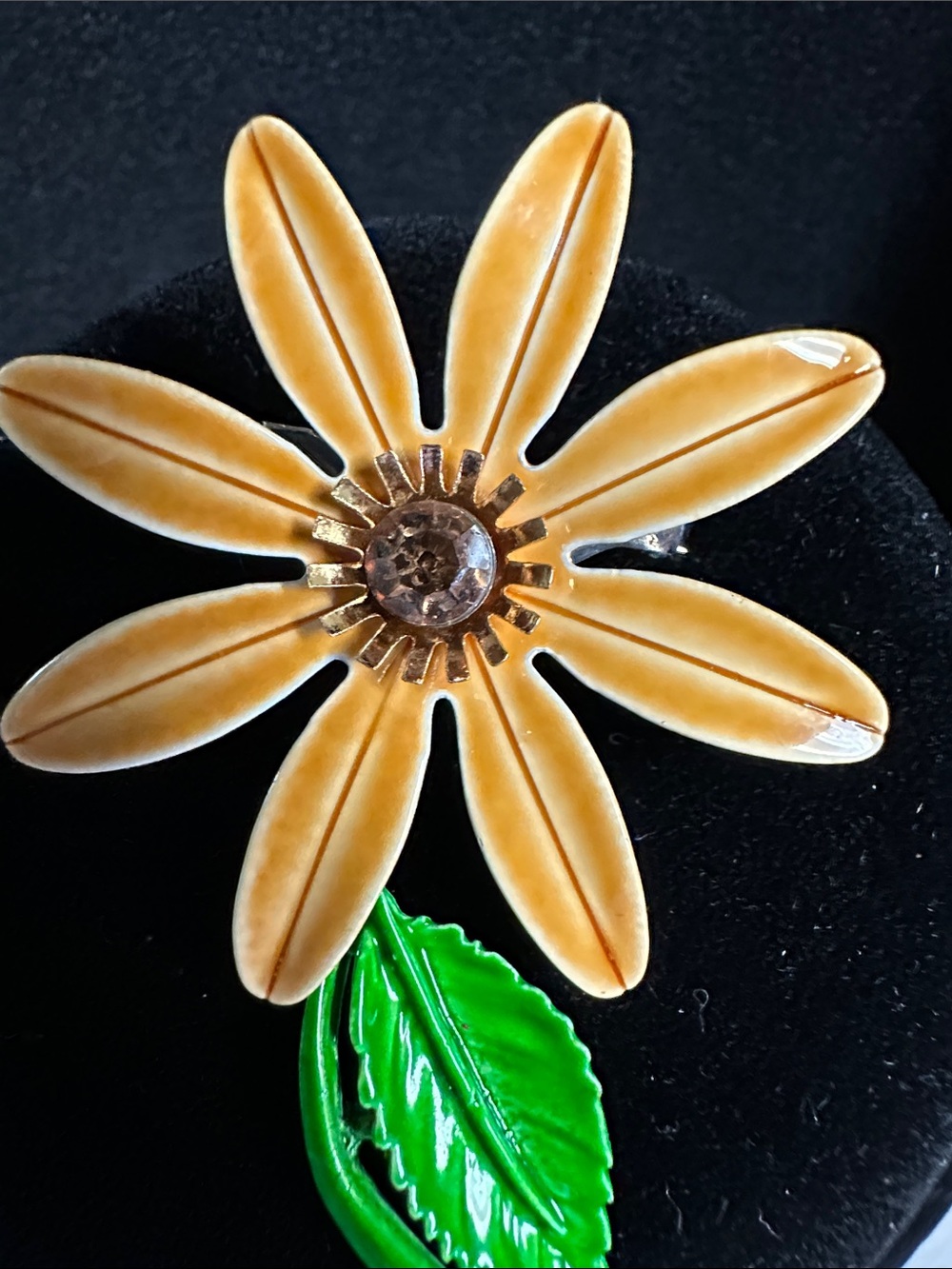 Vintage 1960’s Enamel Yellow Daisy Flower Brooch with Green Leaf - Picture 8 of 11